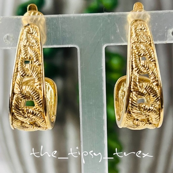 Trifari Vintage 80s Gold Tone Curb Link Chain Hoop Earrings